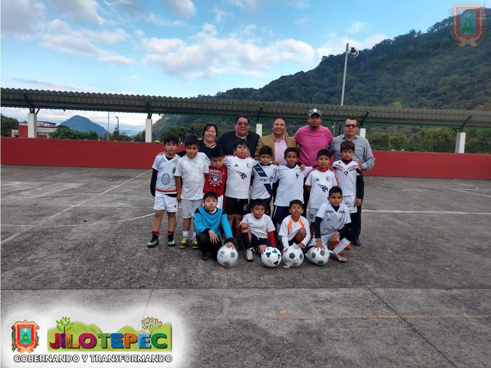 Final amistosa de fútbol infantil . Final amistosa de fútbol infantil .