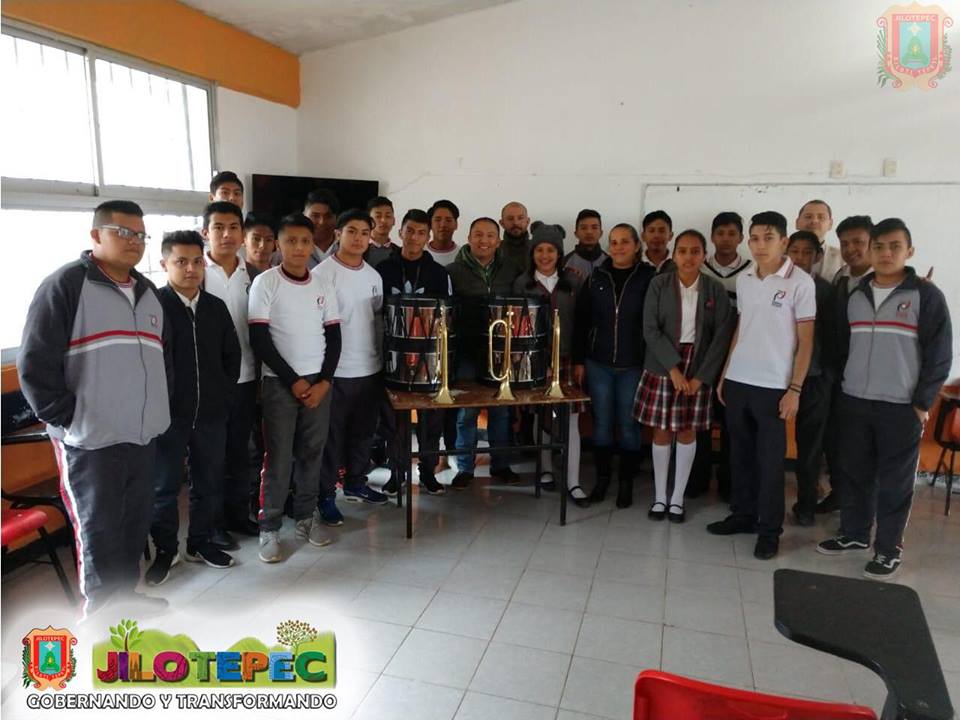 Entrega de instrumentos de banda de guerra. Entrega de instrumentos de banda de guerra.