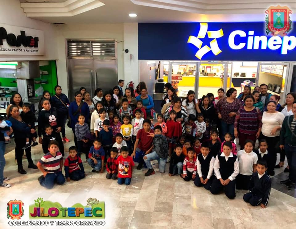 Función de cine a dos escuelas. Función de cine a dos escuelas.