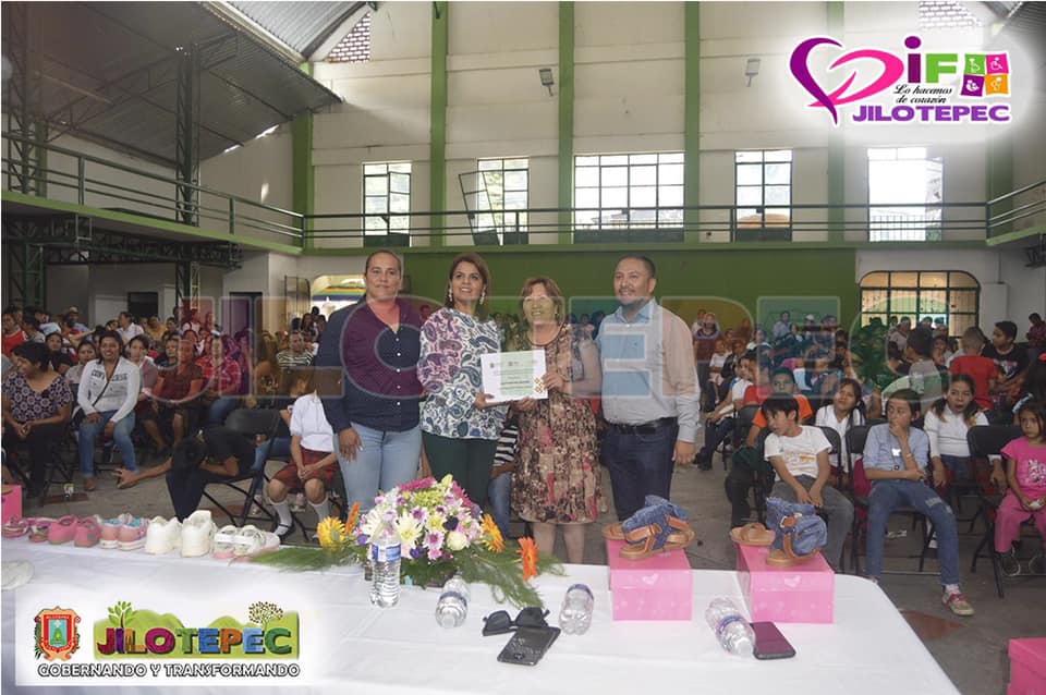 Entrega de calzado para niños y mujeres. Entrega de calzado para niños y mujeres.